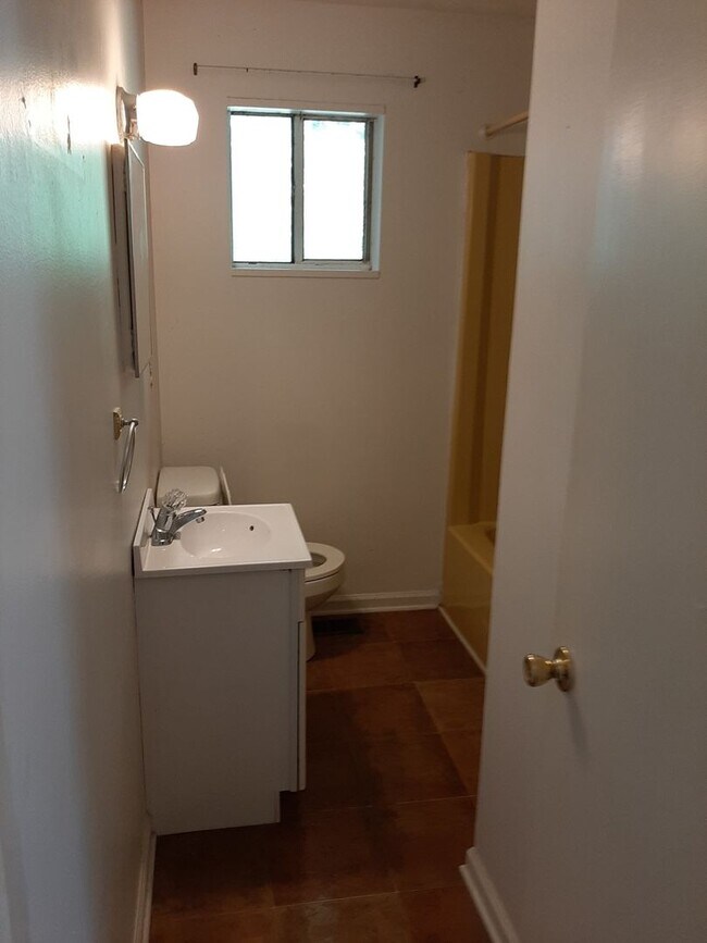 Building Photo - 2 Bedroom, 1 Bath House