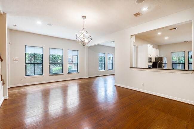 Building Photo - 2923 Royal Oaks Crest