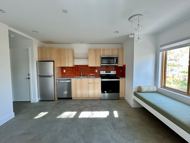 Building Photo - Modern 1BR Apt. (Built 2023), Walk to Down...