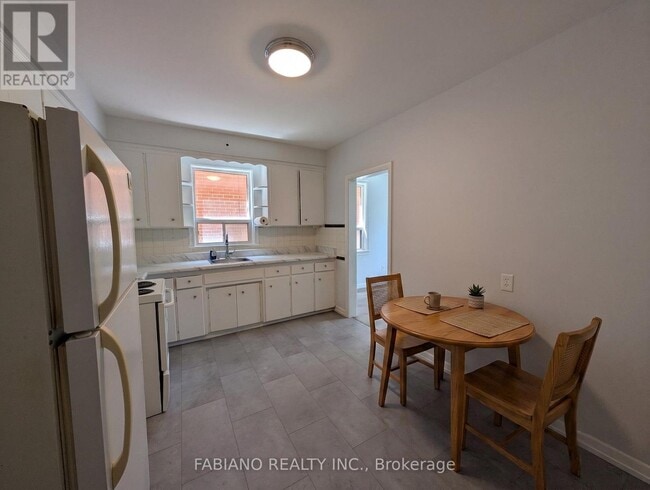 Building Photo - 5 Hertford Ave