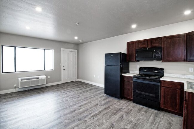 Building Photo - Remodeled studio with full kitchen!