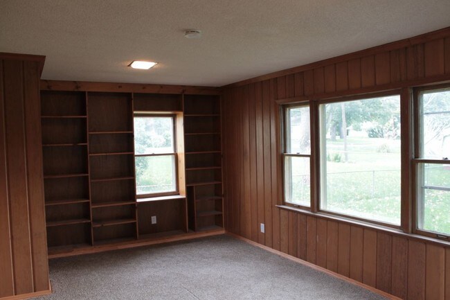 Building Photo - Great Updates and Location with a Fenced Yard