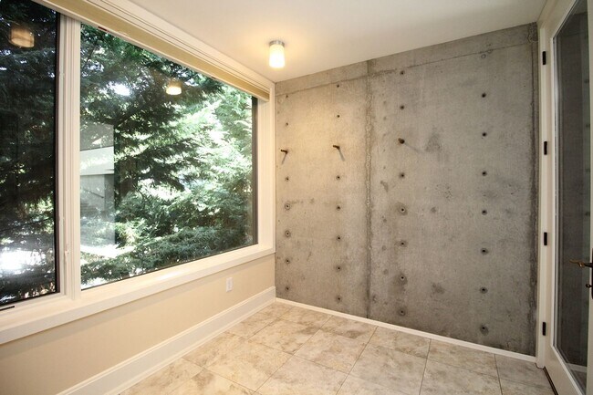 Building Photo - Beautiful, Bright & Modern 2 Bed, 2 Bath C...