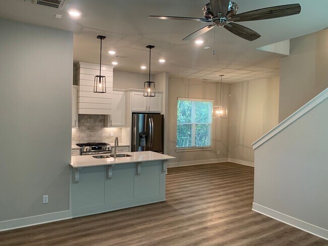 Building Photo - PRE LEASING 3 BED HOUSE AUGUST 2024! 4 MIN...