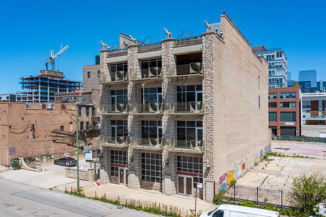 Primary Photo - 165 N May St