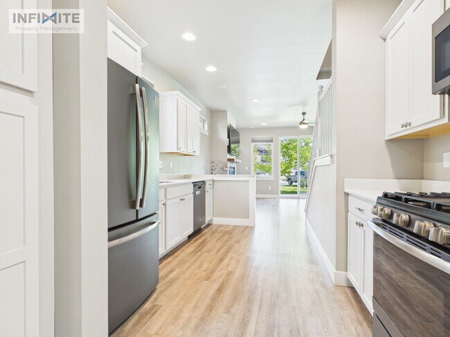 Building Photo - Modern 4-bedroom 3-bathroom Home