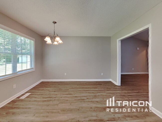 Foto del edificio - 2112 McKinnon Dr