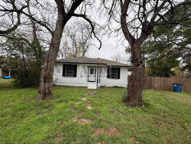 Building Photo - Renovated 2 Bed 1 Bath house for rent in T...