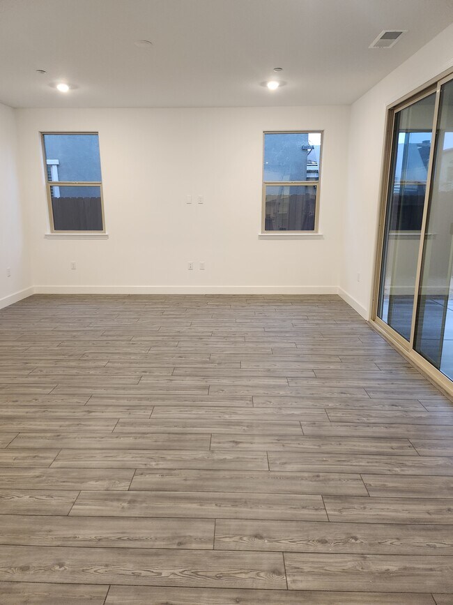 Living - 1041 Mambo Way