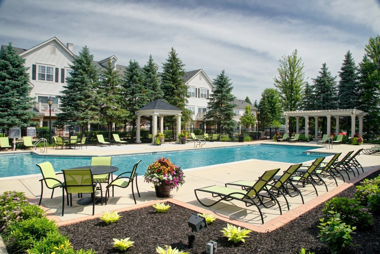 Piscina - River Run at Naperville Apartments