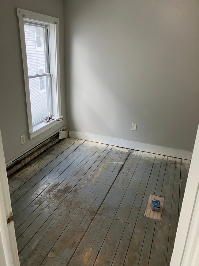 Building Photo - 113 Railroad St