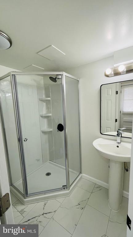 Foto del edificio - 5015 Wilkens Ave