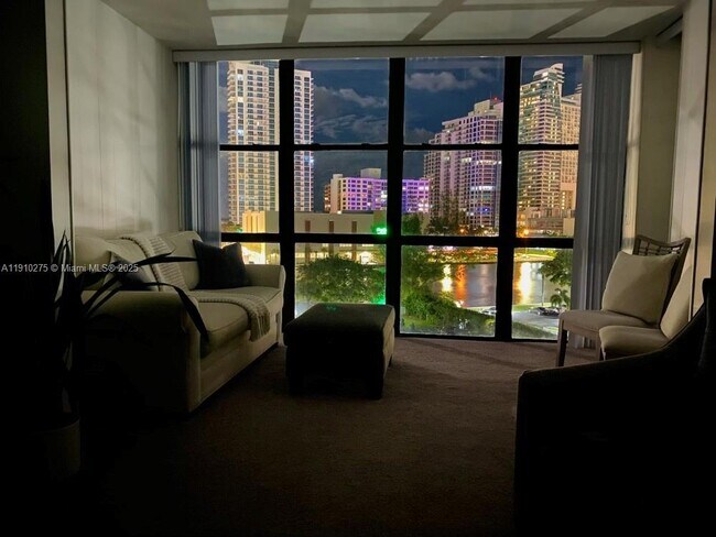 Foto del edificio - 800 Parkview Dr