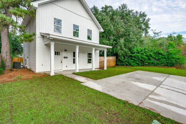 Building Photo - 915 S Kilbourne Rd