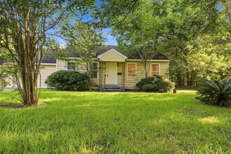 Building Photo - 1914 Oaklawn Dr