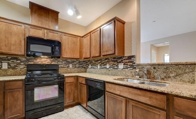 Foto del edificio - GORGEOUS 3 BEDROOM / 2 FULL BATH CONDO UNI...