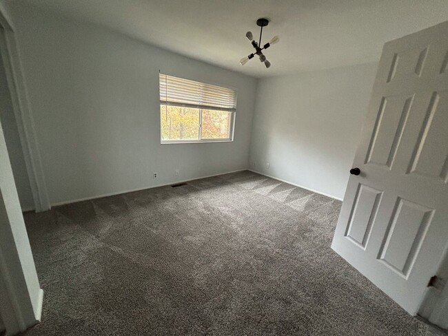 Building Photo - Willow Tree Condo For Rent - Amazing Locat...