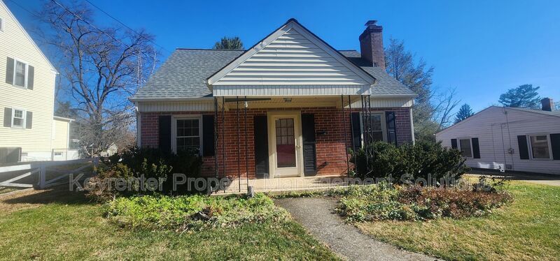 Primary Photo - 127 College Cir