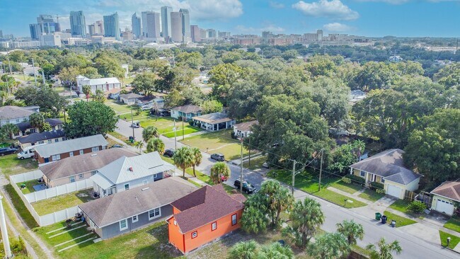 downtown-a stones throw - 1341 W La Salle St