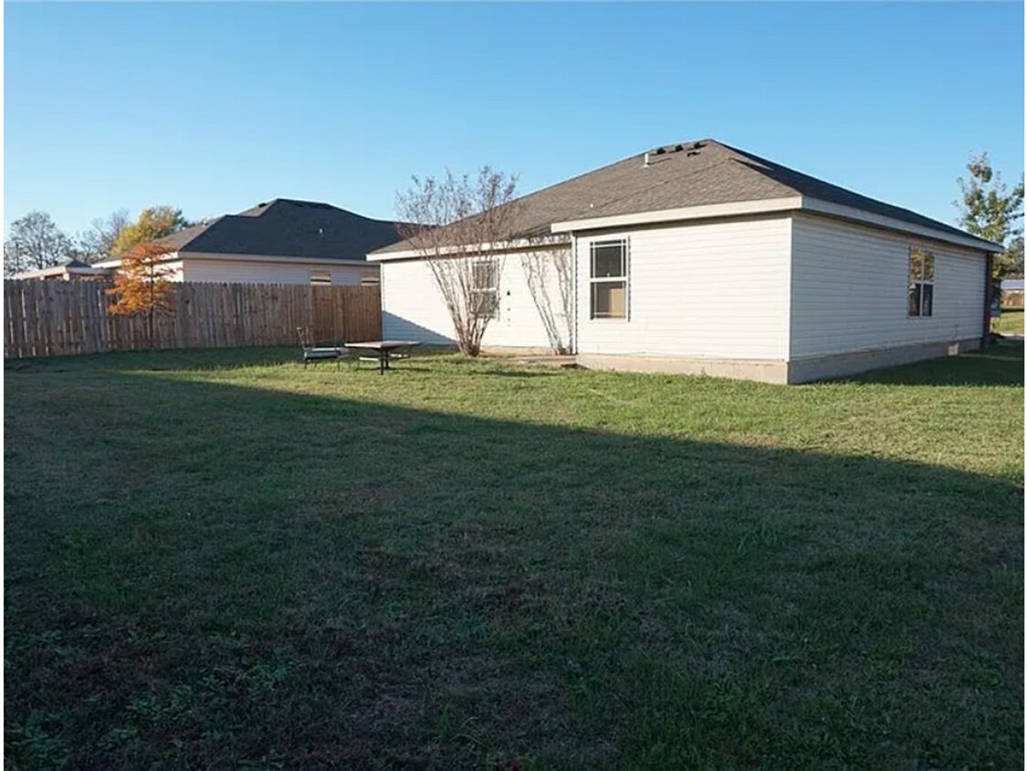 Foto del edificio - Lovely 4-Bedroom, 2-Bathroom Single Family...