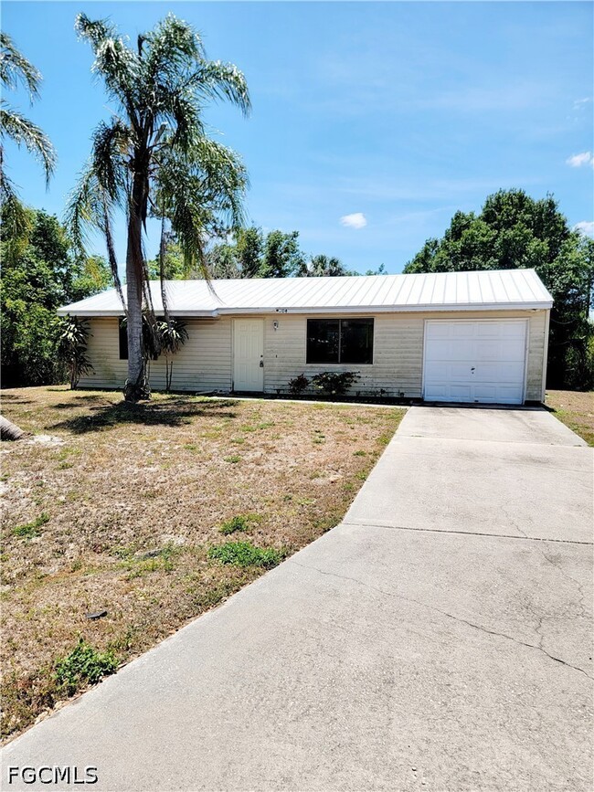 Building Photo - 704 W Cleveland Ln