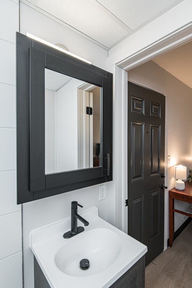 Full bathroom - 108 16th St SE