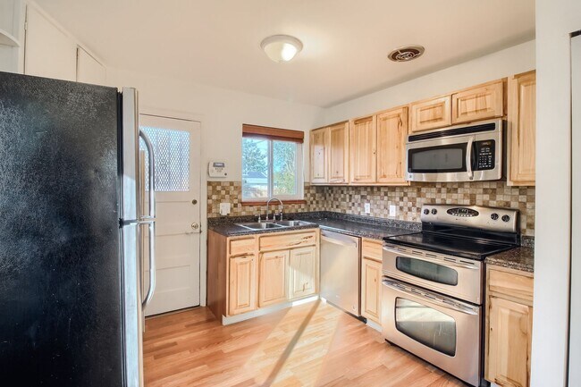 Building Photo - Modern 3 Bedroom Gem in Vibrant Denver Nei...