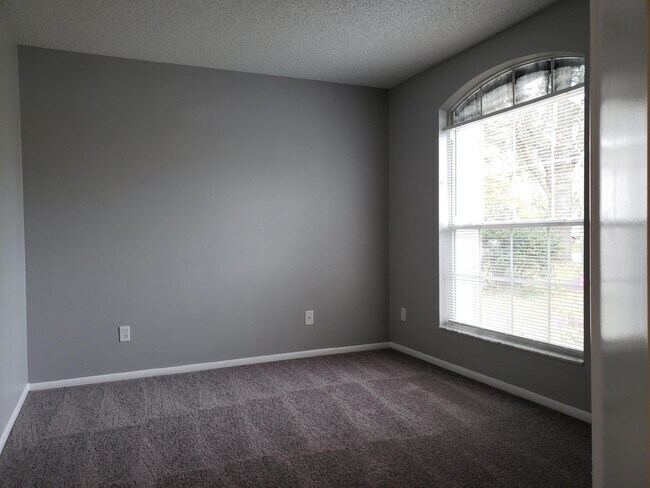 Building Photo - 3 Bedroom 2 Bathroom Home with Garage in O...