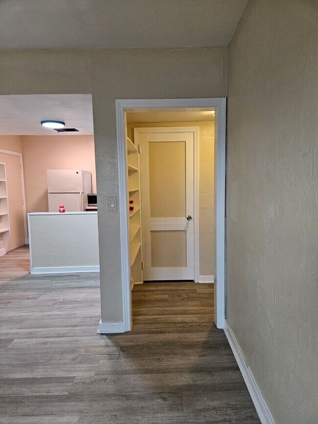 Foto del edificio - 2 bedroom 1 bath apartment beach side