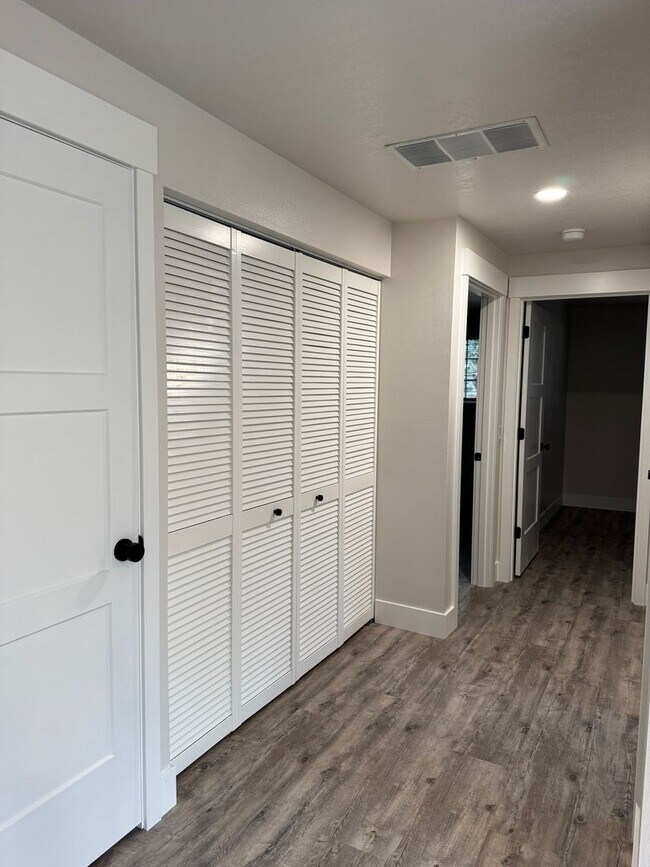 Building Photo - Updated Duplex in SE Bend