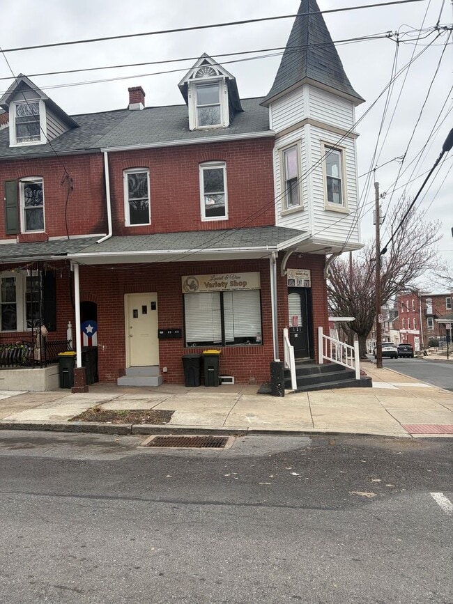Building Photo - 121 Laurel St