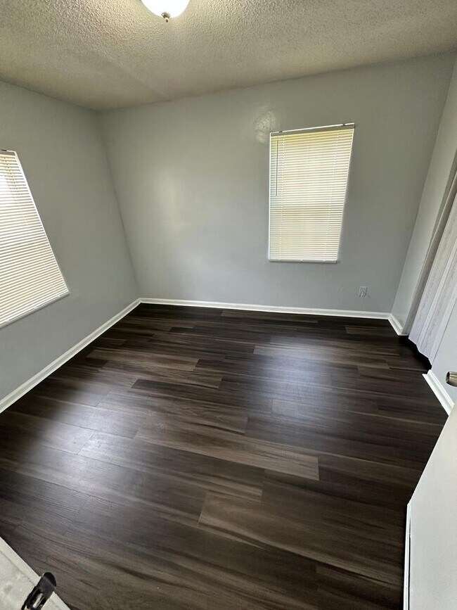 Building Photo - 1528 Mt Herman St