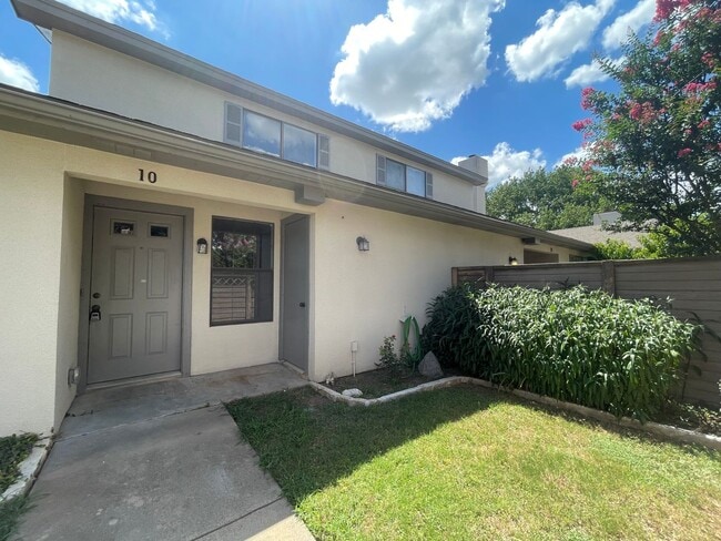 Building Photo - AVAILABLE NOW - 2 Bedroom 1 Bath Two Story...