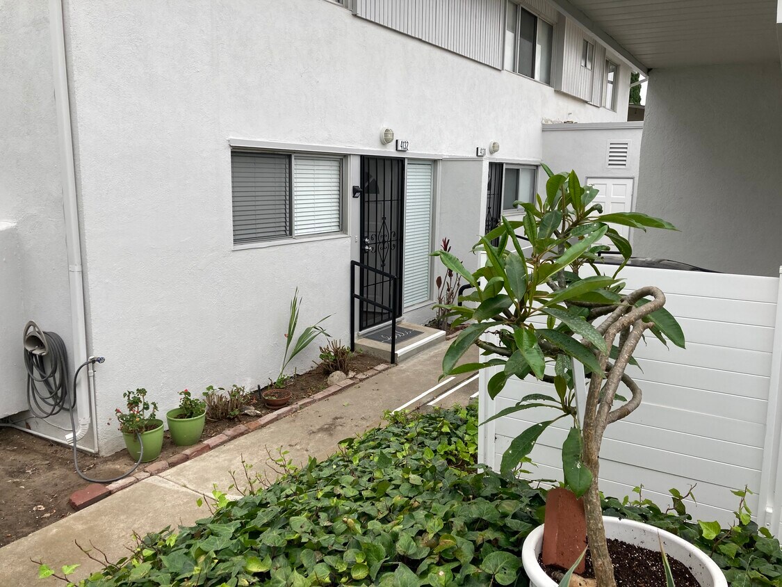 Entrances for triplex - 4132 Shorecrest Ln