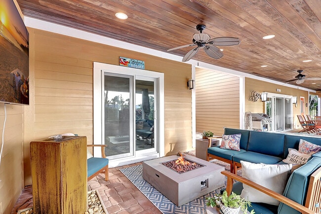 Building Photo - 3271 SE Court Dr