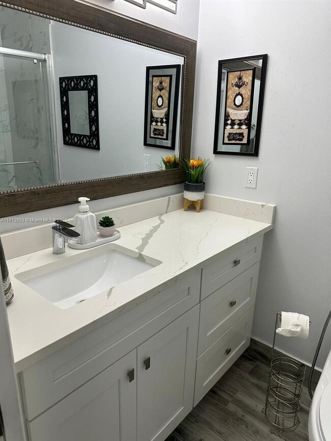 Foto del edificio - 5169 Lakefront Blvd