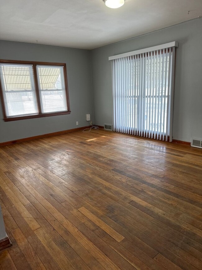 Building Photo - 1000 Columbia St