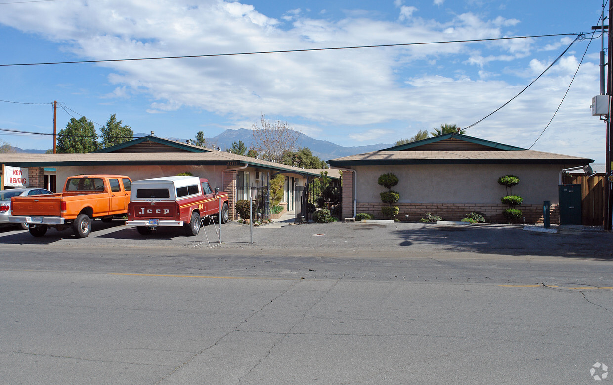 Building Photo - Pinetree Apts.