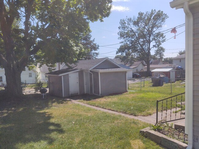 Building Photo - 3 Bedroom 1 Bathroom House W/ Bonus room &...