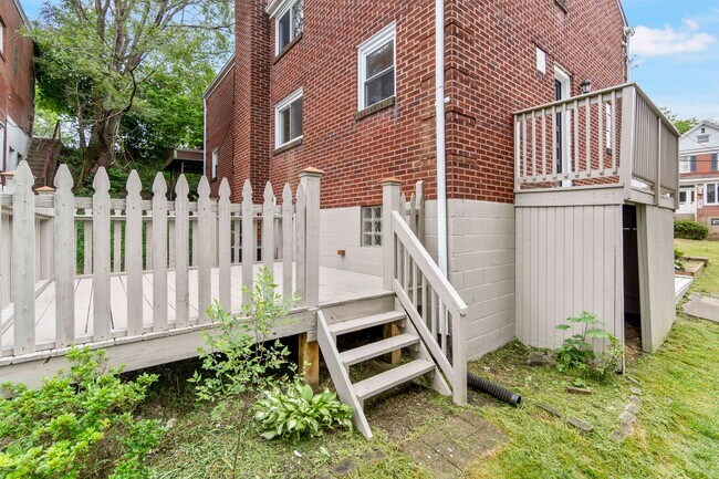 Foto del edificio - READY FOR MOVE IN! Fully RENOVATED 2-bedroom in Carrick!