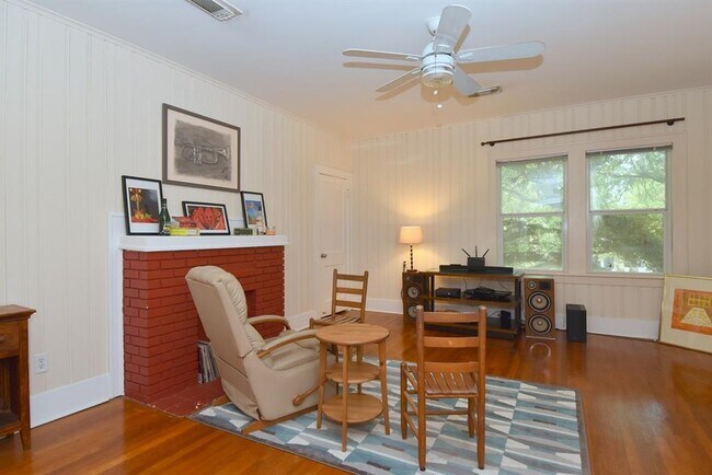 Foto del edificio - 1815 W Main St