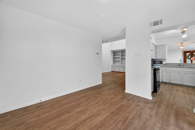Foto del edificio - 4404 Basswood Ln