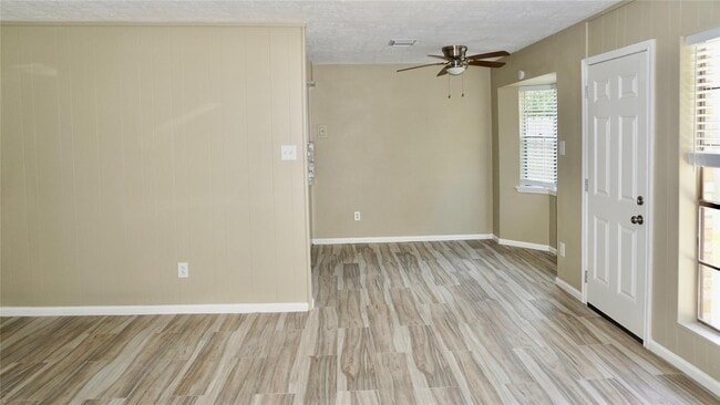Building Photo - 7323 Woodoak Dr