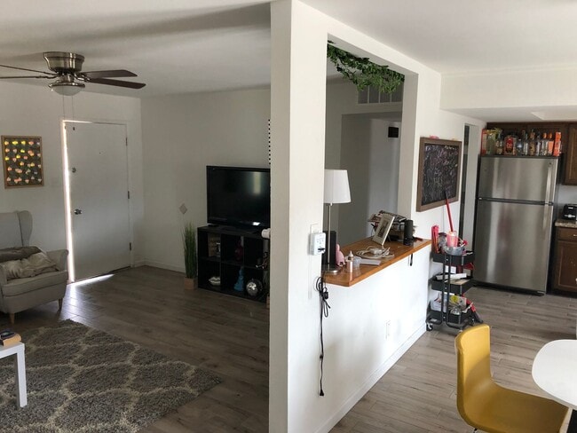 Foto del edificio - Spacious 4-Bedroom Home Steps from ASU