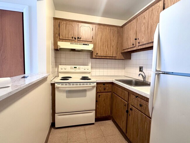 Foto del edificio - 2 BED WITH 1 PARKING SPOT, HEAT & HOT WATER INCLUDED - NO BROKER FEE!