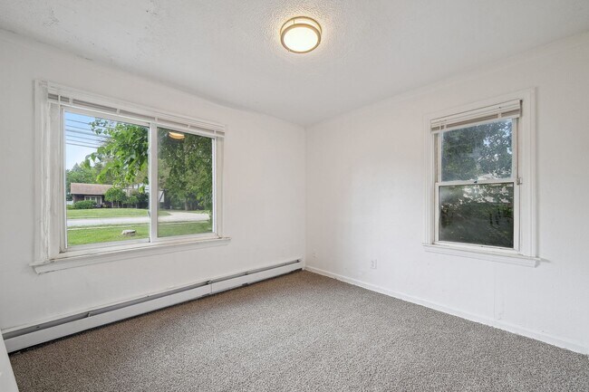 Building Photo - $1,600./month - 3 Bed 1 Bath