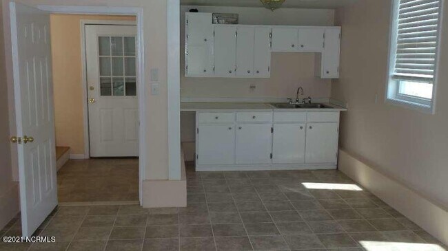 Building Photo - 213 Harbor Dr