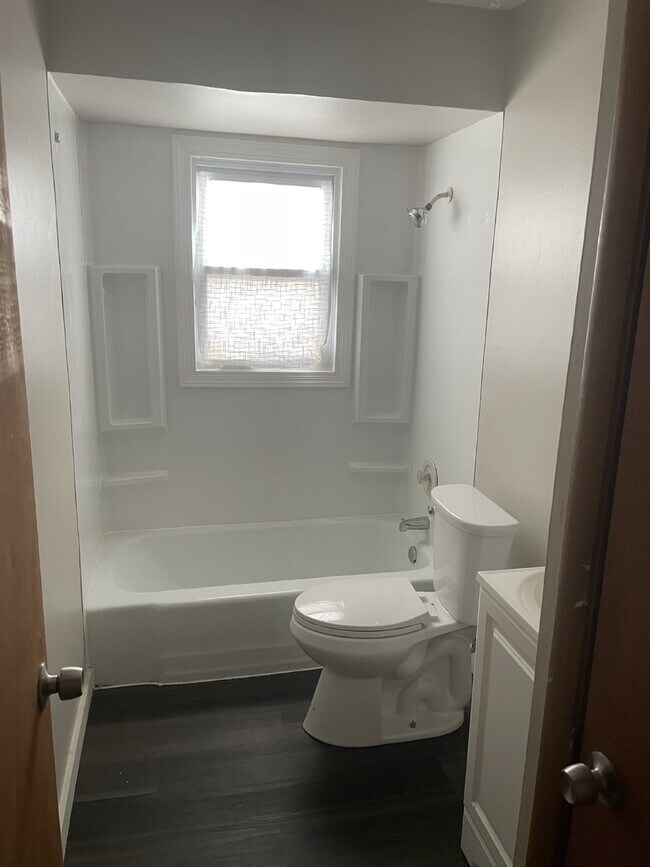 Building Photo - Upper 2 Bedroom 1 Bath Duplex