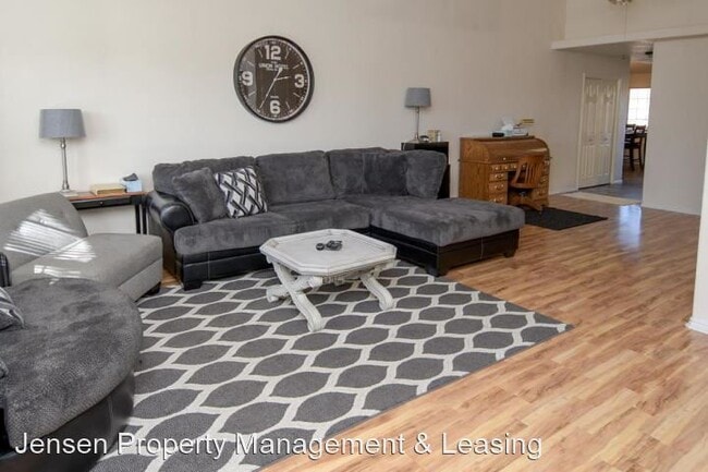 Building Photo - 3 br, 2 bath House - 1015 S. River Road #44