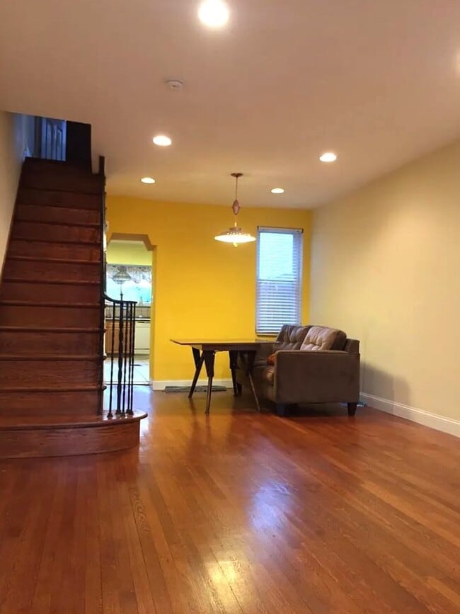 Building Photo - Stunning 2-Bedroom Townhome in Fishtown! A...